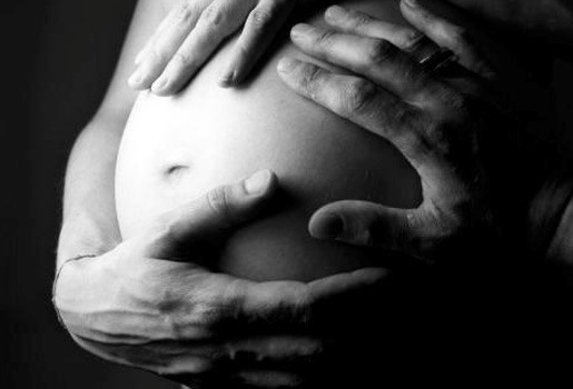 handen op zwangere buik