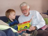 opa leest boekje met kind